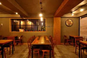 시멘트와 원목이 어우러진 빈티지 감성 카페